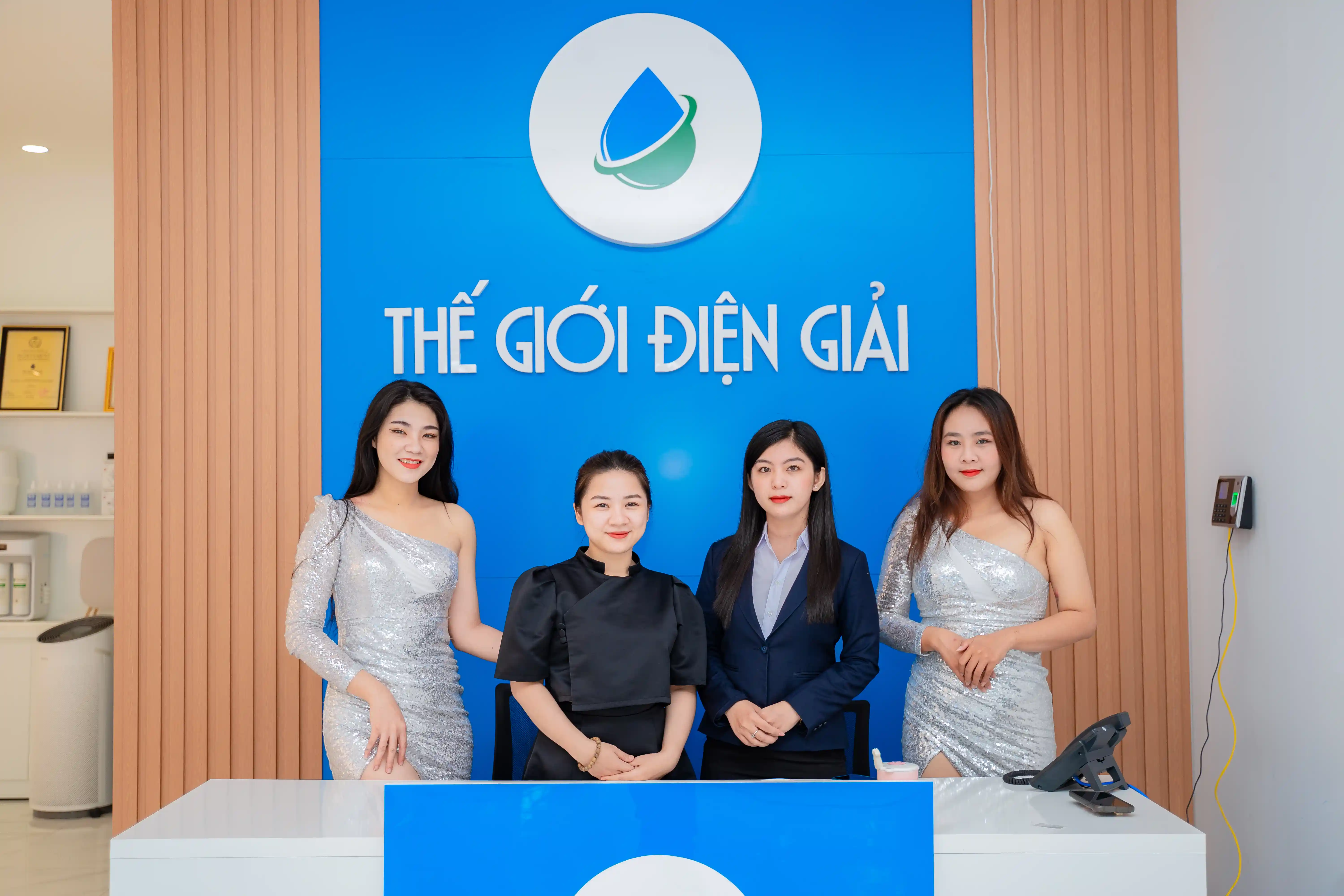 Đội ngũ nhân viên hỗ trợ khách hàng của Tập Đoàn Thế Giới Điện Giải
