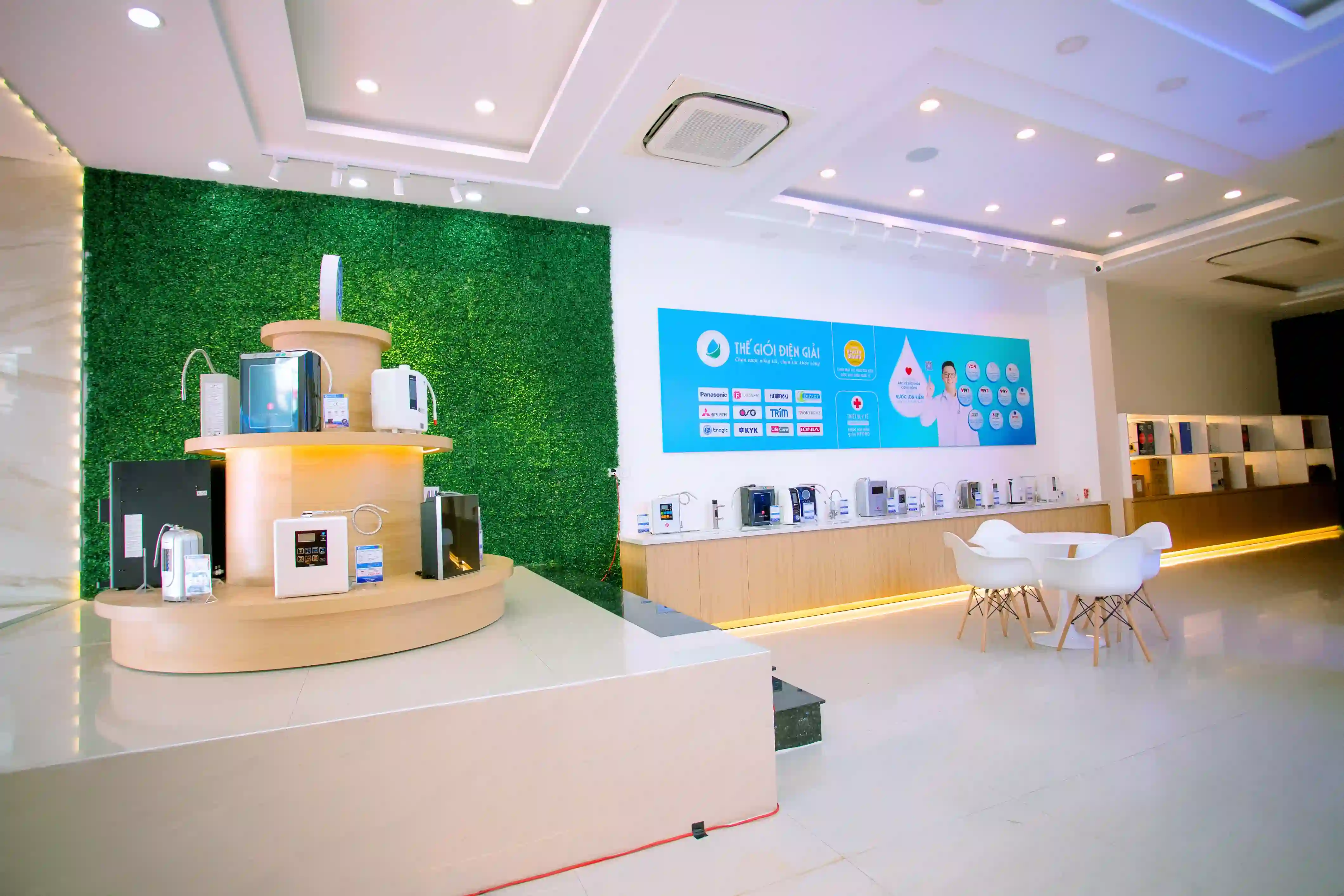 Toàn cảnh không gian nội thất bên trong Premium Showroom Nha Trang, Khánh Hoa hiện đại, tiện nghi đáp ứng nhu cầu tham quan và trải nghiệm mua sắm của khách hàng